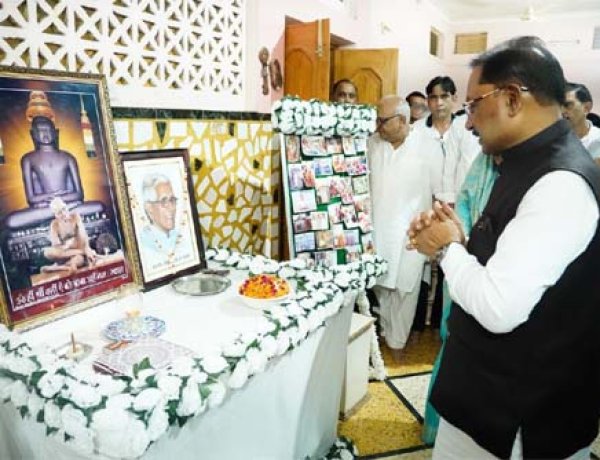 मुख्यमंत्री ने कुनकुरी में स्व ज्ञानचंद जैन के निवास पहुंचकर विनम्र श्रद्धांजलि अर्पित की
