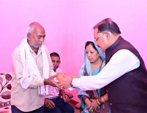 मुख्यमंत्री विष्णुदेव साय ने मीसाबंदी स्वर्गीय शिवबालक साव को दी श्रद्धांजलि