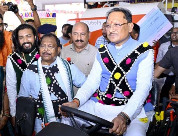 हरेली तिहार पर मुख्यमंत्री निवास में साकार हुई छत्तीसगढ़ की लोक संस्कृति, कृषि परंपरा और ग्रामीण जीवन की जीवंत झांकी