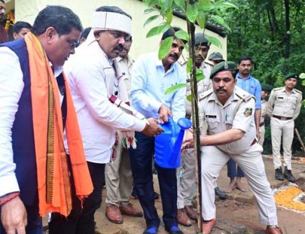 झीरम पहुंच उप मुख्यमंत्री हर्षोल्लास विजय शर्मा ने शहीदों को दी श्रद्धांजलि