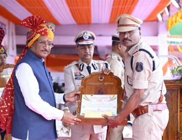 मुख्यमंत्री हर्षोल्लास विष्णु देव साय के करकमलों से उत्कृष्ट सेवा के लिए सम्मानित हुए पुलिस एवं नगर सेना के अधिकारी-कर्मचारी