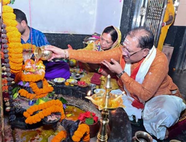 मुख्यमंत्री विष्णुदेव साय ने सावन सोमवार और नागपंचमी पर फलेश्वरनाथ महादेव की पूजा-अर्चना की