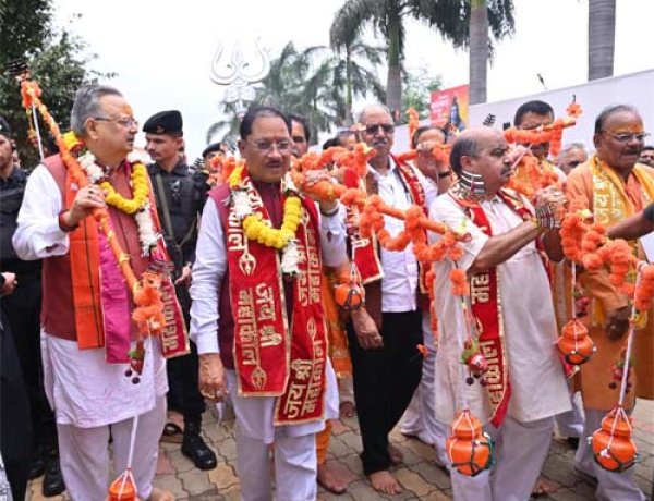 मुख्यमंत्री विष्णु देव साय ने भगवान शिव का रुद्राभिषेक कर प्रदेशवासियों के सुख-समृद्धि और खुशहाली की कामना की