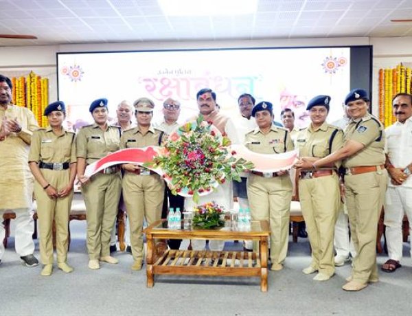 मुख्यमंत्री डॉ. यादव ने बहनों से बंधवाया रक्षा सूत्र