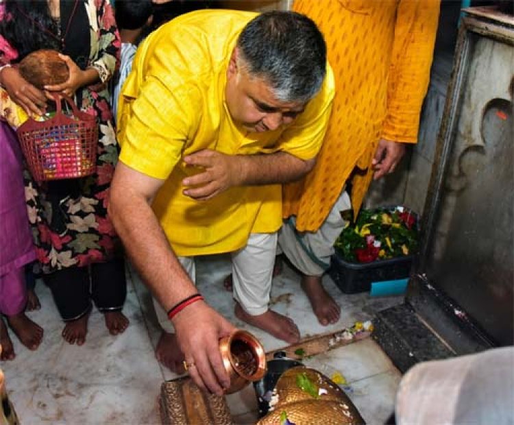 श्रावण के प्रथम सोमवार पर कैबिनेट मंत्री राजेश अग्रवाल ने लखनपुर शिव मंदिर में विधि-विधान से किया जलाभिषेक
