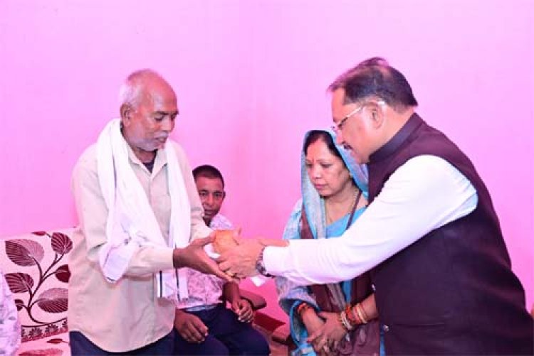मुख्यमंत्री विष्णुदेव साय ने मीसाबंदी स्वर्गीय शिवबालक साव को दी श्रद्धांजलि
