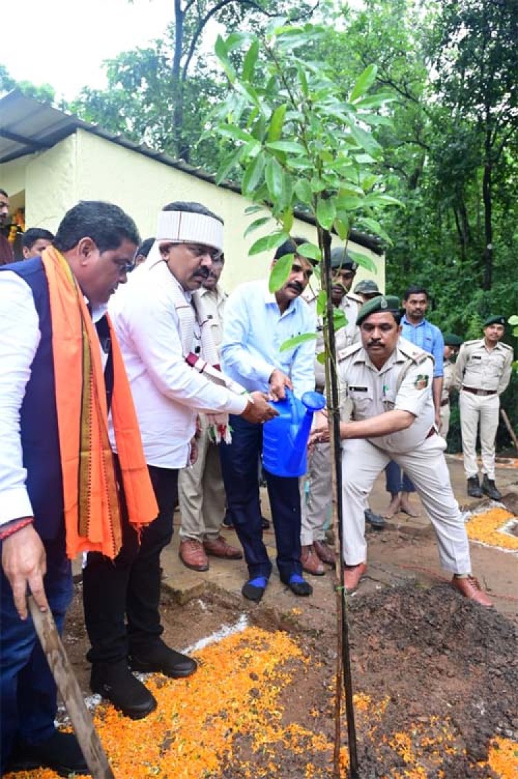 झीरम पहुंच उप मुख्यमंत्री हर्षोल्लास विजय शर्मा ने शहीदों को दी श्रद्धांजलि