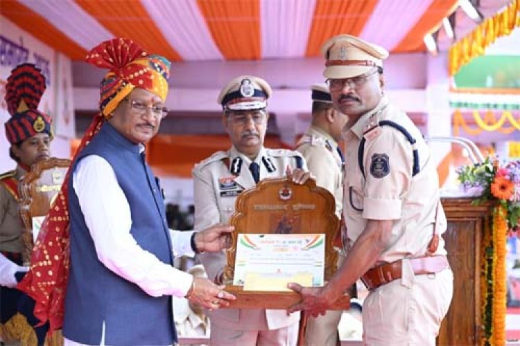 मुख्यमंत्री हर्षोल्लास विष्णु देव साय के करकमलों से उत्कृष्ट सेवा के लिए सम्मानित हुए पुलिस एवं नगर सेना के अधिकारी-कर्मचारी