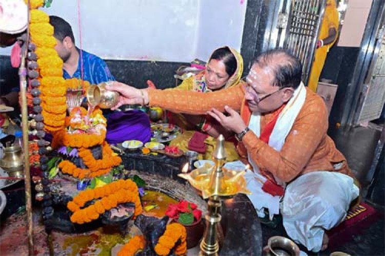 मुख्यमंत्री विष्णुदेव साय ने सावन सोमवार और नागपंचमी पर फलेश्वरनाथ महादेव की पूजा-अर्चना की