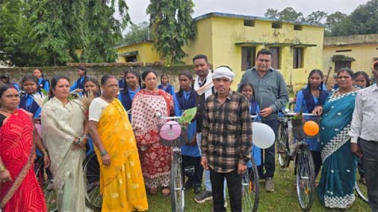 सरस्वती साइकिल योजना अंतर्गत मोहलई में 42 छात्राओं को मिली साइकिल