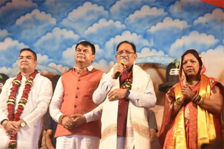 मुख्यमंत्री विष्णुदेव साय सपत्नीक शिव महापुराण कथा में हुए शामिल, व्यासपीठ की पूजा-अर्चना कर प्रदेशवासियों के कल्याण की कामना की
