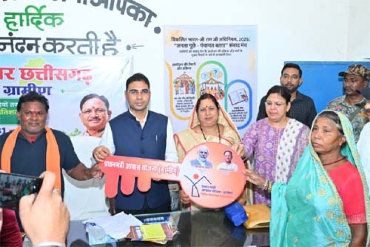 सुघ्घर छत्तीसगढ़ अभियान अंतर्गत ग्राम पैजनी शिविर का कलेक्टर ने किया निरीक्षण