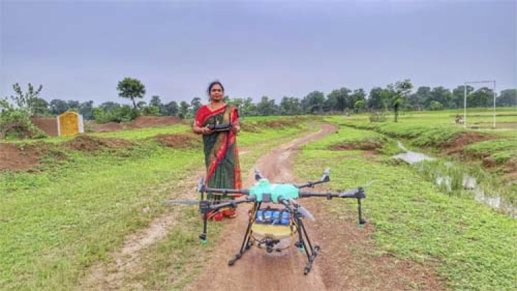 तकनीक के पंखों से आत्मनिर्भरता की उड़ान, ड्रोन दीदी हेमलता मनहर बोलीं - बहनों के सम्मान में निरंतर काम कर रहे हैं विष्णु भैया