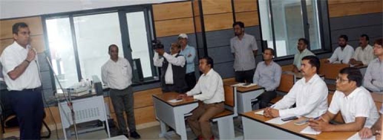 पूरी निष्ठा व ईमानदारी से कार्य करते हुए स्वतंत्र, निष्पक्ष व भयमुक्त वातावरण में चुनाव संपन्न कराएं: जिला निर्वाचन अधिकारी