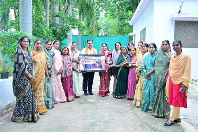 बिहान की दीदियों ने उपमुख्यमंत्री विजय शर्मा को राखी बांधकर दी बधाई, साझा किए गुजरात भ्रमण के अनुभव