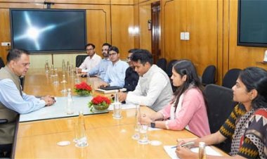 मुख्य सचिव ने युवा जिला कलेक्टरों से विभिन्न प्रशासनिक विषयों पर की चर्चा
