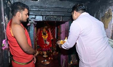 शिक्षा मंत्री यादव ने माँ दंतेश्वरी की पूजा-अर्चना कर लिया आशीर्वाद