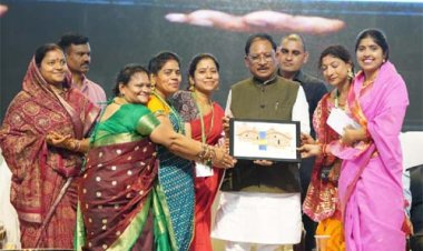 बहतराई स्टेडियम में गूंजा तीजा तिहार का उल्लास, मुख्यमंत्री विष्णु देव साय ने बहनों संग साझा की पर्व की खुशियां