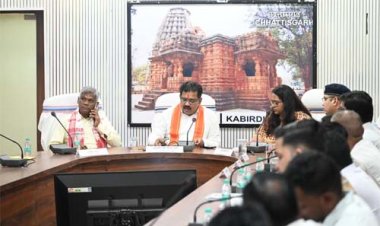 उप मुख्यमंत्री एवं कवर्धा विधायक विजय शर्मा ने ली गौ सेवकों एवं अधिकारियों की बैठक