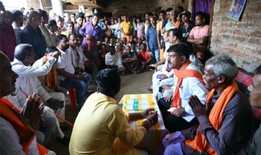 उप मुख्यमंत्री विजय शर्मा ने महाराष्ट्र सड़क हादसे में मृतकों के परिजनों से मिलकर व्यक्त की संवेदना
