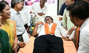 सेवा संकल्प अभियान : उप मुख्यमंत्री विजय शर्मा ने महारानी अस्पताल जगदलपुर में किया रक्तदान