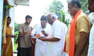 दिव्यांग हीरा साय के घर पहुंचकर सांसद चिंतामणि महाराज ने प्रज्ज्वलित किया आशीर्वाद का दीया