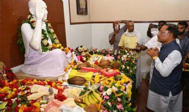 बनोरा अघोर गुरु पीठ पहुंचे CM साय, पूज्य बाबा प्रियदर्शी राम जी से भेंट कर लिया आशीर्वाद, पंगत में बैठकर ग्रहण किया प्रसाद