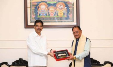 मुख्यमंत्री विष्णु देव साय ने ओडिशा के राज्यपाल डॉ. हरि बाबू कंभमपति से की शिष्टाचार भेंट