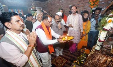 मुख्यमंत्री विष्णु देव साय ने मदकूद्वीप के प्राचीन मंदिरों में की पूजा-अर्चना