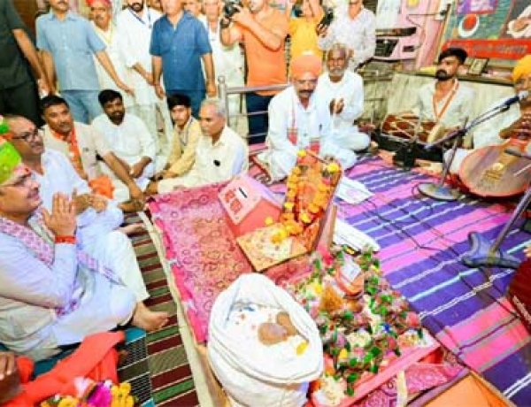 मुख्यमंत्री भजनलाल शर्मा ने बाबा रामदेव मंदिर में किए दर्शन, पावन समाधि पर की पूजा-अर्चना