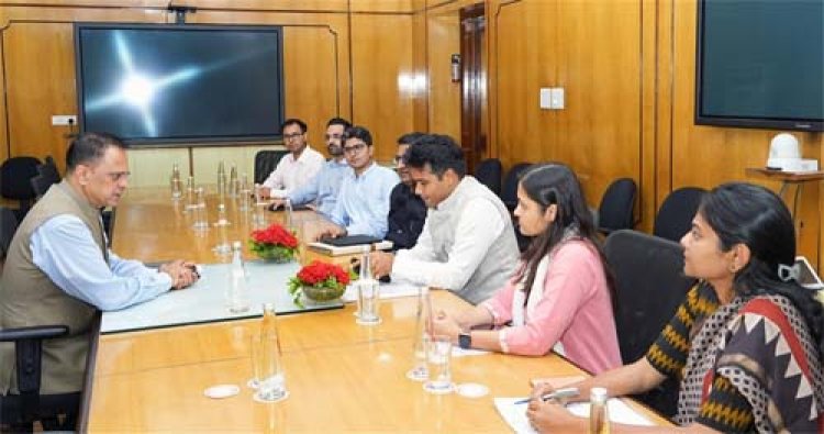 मुख्य सचिव ने युवा जिला कलेक्टरों से विभिन्न प्रशासनिक विषयों पर की चर्चा