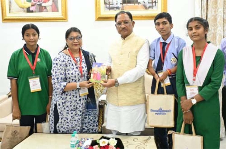 राष्ट्रपति से भेंट कर लौटे प्रतिभावान विद्यार्थियों ने मुख्यमंत्री विष्णु देव साय से की सौजन्य मुलाकात