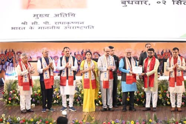 एम्स रायपुर का तीसरा दीक्षांत समारोह, छत्तीसगढ़ अतीत के अंधकार से निकलकर विकास और प्रगति के नए युग की ओर अग्रसर: उपराष्ट्रपति