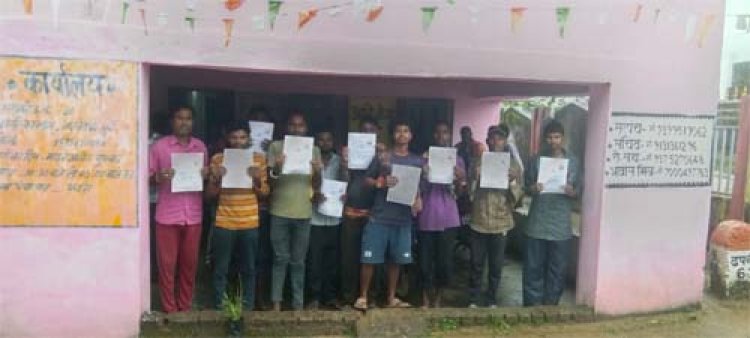ग्राम पंचायत कटरा के 40 से अधिक युवाओं ने एक साथ बनवाया ड्राइविंग लाइसेंस