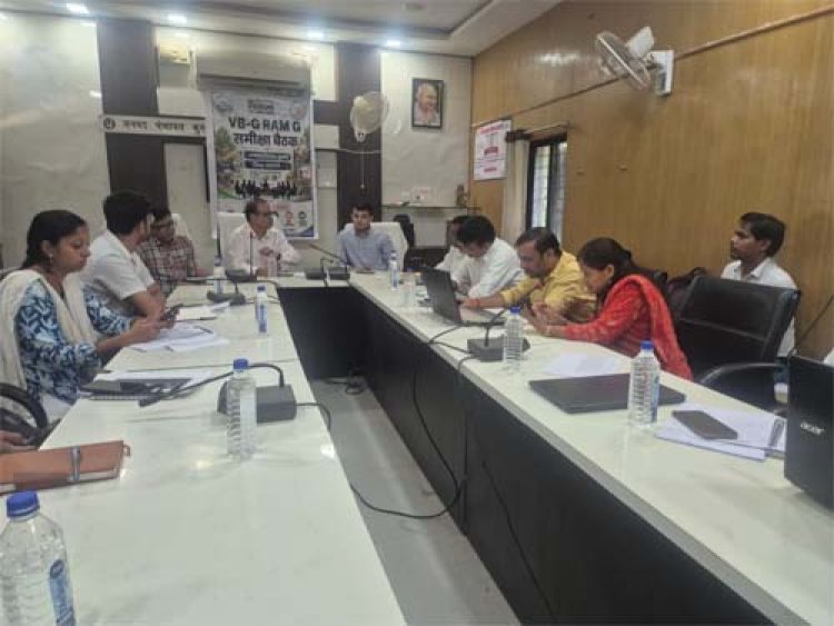 कुरूद की ग्राम पंचायतों में योजनाओं और विकास कार्यों का आयुक्त तारन प्रकाश सिन्हा ने किया निरीक्षण