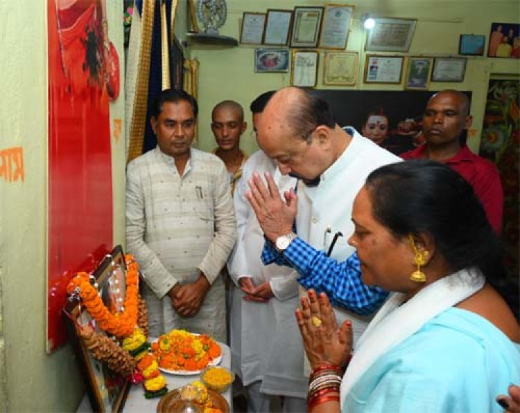 राज्यपाल रमेन डेका ने पद्म विभूषण स्व. डॉ. तीजन बाई के गृह ग्राम गनियारी पहुंचकर दी श्रद्धांजलि