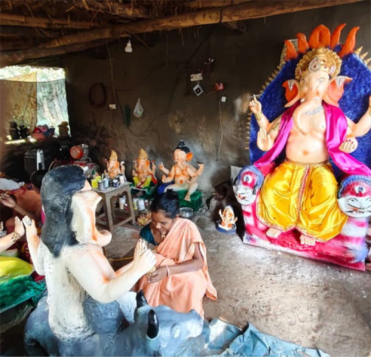गणपति बप्पा की मिट्टी की प्रतिमा बनाकर बस्तर की महिलाओं ने हुनर से कमाए 1.80 लाख रुपए