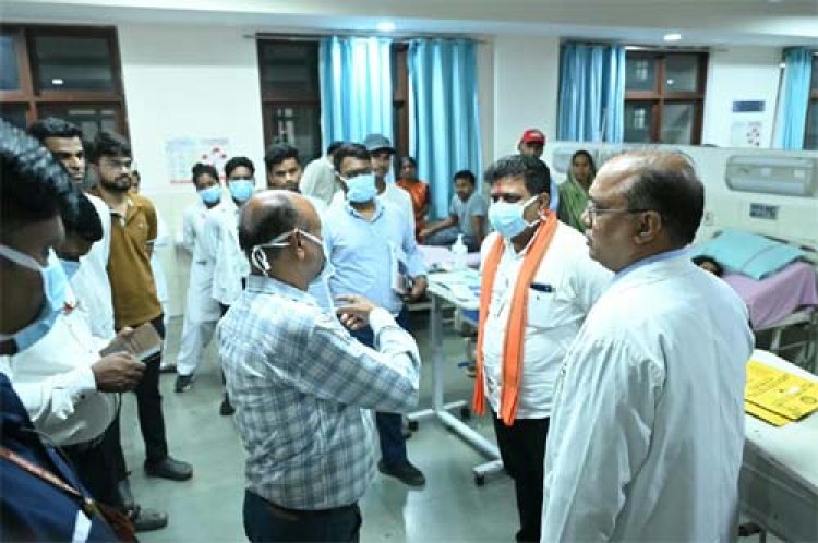 उप मुख्यमंत्री विजय शर्मा ने एम्स रायपुर में महाराष्ट्र सड़क हादसे के घायलों से की मुलाकात