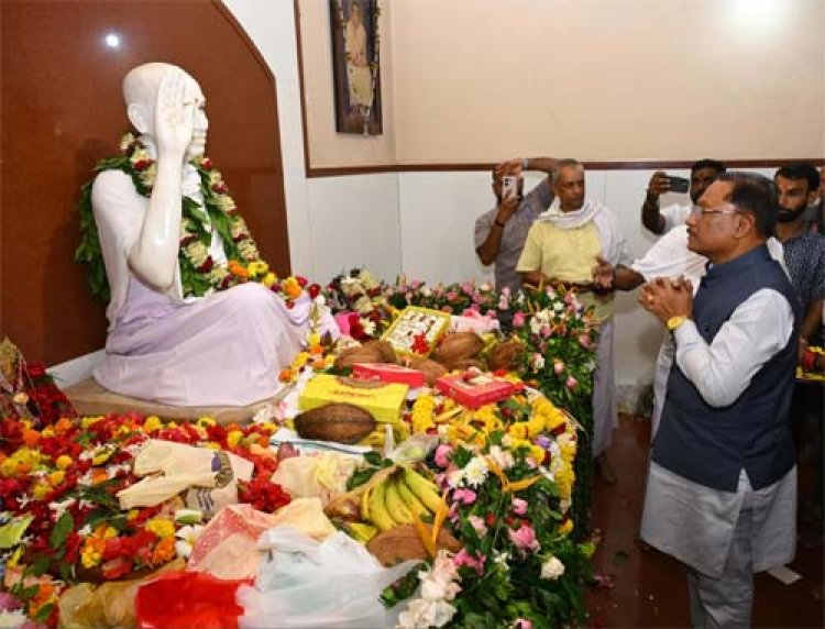 बनोरा अघोर गुरु पीठ पहुंचे CM साय, पूज्य बाबा प्रियदर्शी राम जी से भेंट कर लिया आशीर्वाद, पंगत में बैठकर ग्रहण किया प्रसाद
