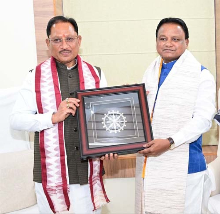 मुख्यमंत्री विष्णु देव साय ने ओडिशा के मुख्यमंत्री मोहन चरण माझी से की सौजन्य भेंट