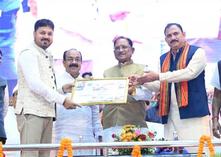 आयुर्वेद भारत की प्राचीन ज्ञान परंपरा की अमूल्य धरोहर, आधुनिक स्वास्थ्य सेवाओं के साथ भारतीय चिकित्सा पद्धतियों को भी दे रहे बढ़ावा: मुख्यमंत्री विष्णुदेव साय