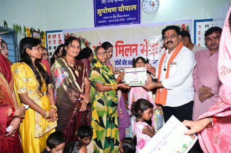 फूल लेकर आए नन्हे कदम, उप मुख्यमंत्री ने बच्चों को गोद में उठाया, बच्चों की मासूमियत ने जीता दिल