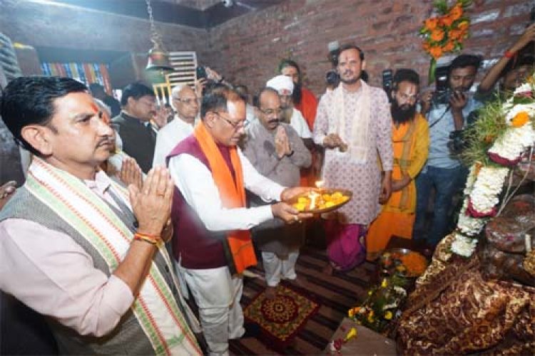 मुख्यमंत्री विष्णु देव साय ने मदकूद्वीप के प्राचीन मंदिरों में की पूजा-अर्चना