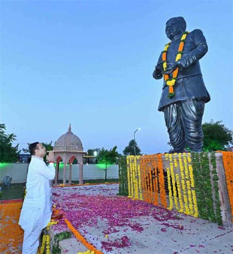 पंडित दीनदयाल उपाध्याय जयंती: मुख्यमंत्री भजनलाल शर्मा ने धानक्या में पंडित दीनदयाल उपाध्याय की प्रतिमा पर पुष्पांजलि की अर्पित