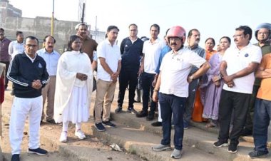उप मुख्यमंत्री अरुण साव निकले स्कूटी पर, शहर भ्रमण कर सफाई और निर्माण कार्यों का किया निरीक्षण