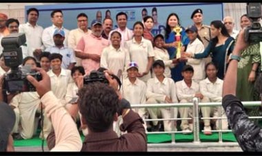 जशपुर की बेटियों ने क्रिकेट में रचा इतिहास, अंडर-17 और अंडर-19 दोनों वर्गों में जीते स्वर्ण पदक