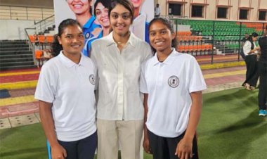 अंतरराष्ट्रीय क्रिकेटर हरलीन देओल ने हॉकी अकादमी के खिलाडि़यों से की मुलाकात, दिया मेहनत और आत्मविश्वास का मंत्र