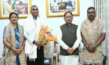 मुख्यमंत्री विष्णु देव साय से एशियन गेम्स के कांस्य पदक विजेता एथलीट अनिमेष कुजूर ने की सौजन्य मुलाकात
