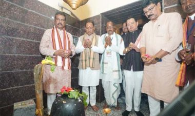 मुख्यमंत्री विष्णु देव साय ने रामचंडी मंदिर में पूजा-अर्चना कर प्रदेश की खुशहाली एवं सुख-समृद्धि की कामना की