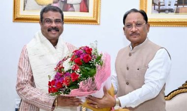 मुख्यमंत्री विष्णु देव साय से सांसद धर्मेंद्र प्रधान ने की शिष्टाचार भेंट